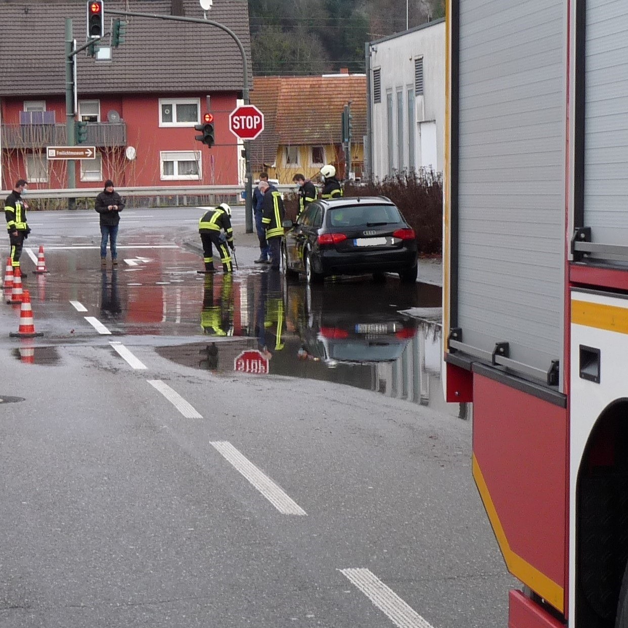 Fahrbahn unter Wasser