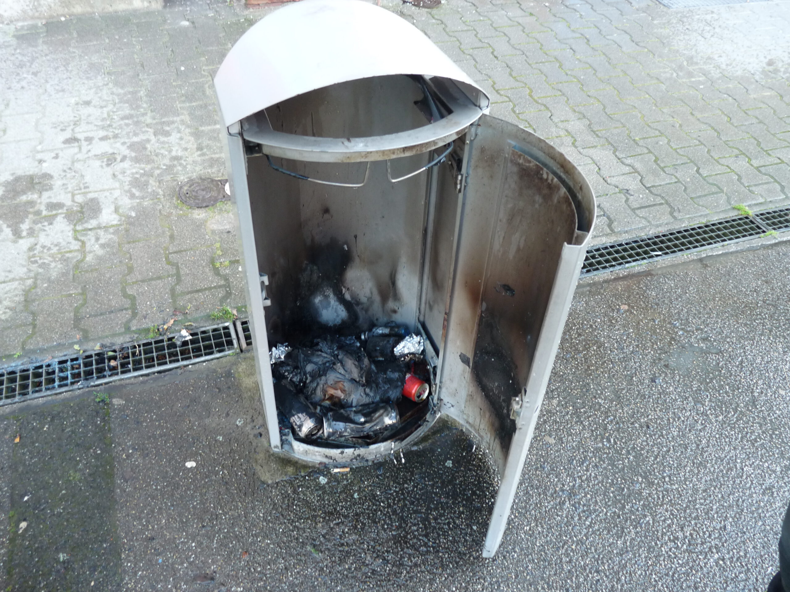 Mülleimerbrand am Bahnhof