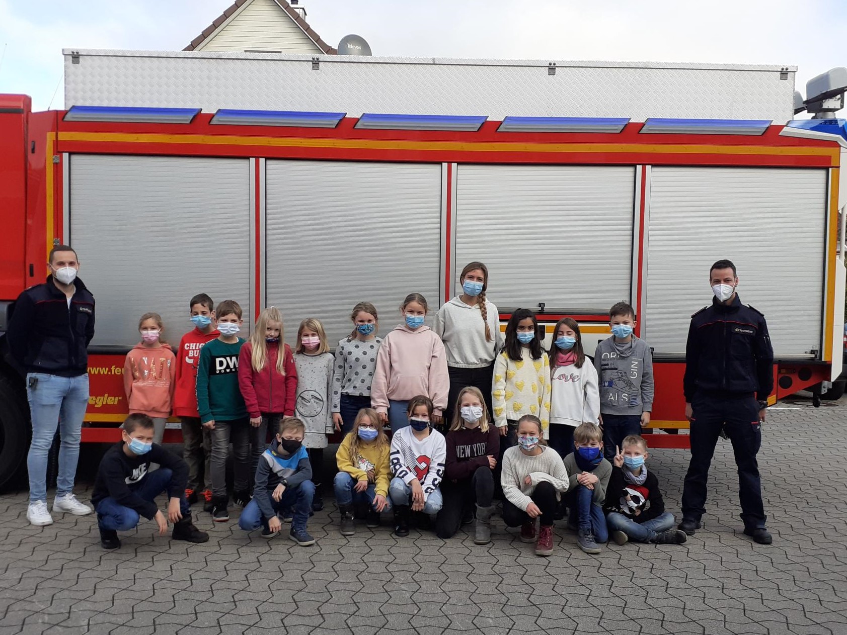 Schulklasse zu Besuch bei der Feuerwehr