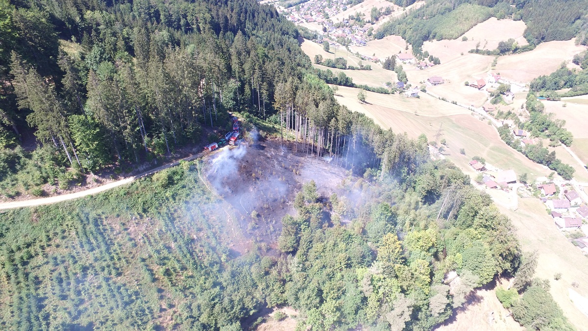 Führungsgruppe und Drohne bei Waldbrand in Kirnbach im Einsatz