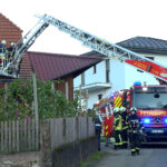 Gemeldet wurde am Donnerstagvormittag um kurz vor 8 Uhr ein PKW-Brand in Haslach-Bollenbach. Eine riesige Rauchsäule war von weitem aus zu sehen und der Brand drohte auf das nebenan stehende Bauernhaus überzugreifen. Die Feuerwehr konnte durch schnelles Eingreifen Schlimmeres verhindern. Der Hauseigentümer und dessen Vater, die bei ersten Löschmaßnahmen Rauchgase eingeatmet haben, wurden dem Rettungsdienst übergeben.
 
Wir haben den O-Ton mit Boris Schmid, Einsatzleiter Feuerwehr Haslach:
"Wir sind im Ortsteil Bollenbach in der Dorfstraße. Hier wurde ein Fahrzeugbrand gemeldet unter einem Carport. Und daraufhin sind wir natürlich hier ausgerückt. Schon frühzeitig konnten wir eine Lage auf Sicht geben. Also von Haslach hat man schon gesehen, dass hier Brandereignis stattfindet. Und dementsprechend haben wir auch großzügig nochmal die Feuerwehr im ganzen Spektrum anfahren lassen.
Also es war eine Riesenrauchsäule über Bollenbach zu sehen und dementsprechend war zu vermuten, dass das eine größere Geschichte ist und zum guten Glück hat es sich dann wirklich nur um ein Fahrzeugbrand gehandelt, das wohl unter dem Dach gestanden ist eines landwirtschaftlichen Gebäudes. Wir konnten das Feuer aber Gott sei Dank einfangen, sodass kein größerer Schaden am Gebäude entstanden ist.
Hier vor Ort im Moment sind wir bei Nachlöscharbeiten. Das Feuer ist unter Kontrolle. Wir sind eigentlich schon wieder am Rückbau und konnten ein schlimmeres Brandereignis verhindern. Das Auto ist natürlich total schaden, aber die Familie kann weiterhin im Haus wohnen und das ist natürlich super.
Wir haben zwei Personen am Rettungsdienst übergeben, der Hauseigentümer und dessen Vater, die bei Löschmaßnahmen Rauchgase eingeatmet haben. Und die wurden einfach mit Verdacht auf Rauchgas-Intox dem Rettungsdienst übergeben und werden jetzt in dem Moment begutachtet und wird geschaut, ob die wirklich Schaden davon getragen haben."
Wir haben die Bilder:
	Ausgebrannter PKW aus verschiedenen Perspektiven
	Atemschutzträger am Auto
	Drehleiter im Einsatz
	Schwarze Brandfläche an der Wand des Bauernhauses
	Landwirtschaftliches Gebäude
	Zwei Rettungswagen vor Ort
Achtung: Kennzeichen (an der Hauswand liegend) bitte pixeln !!
