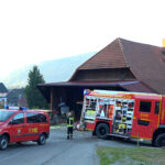 Gemeldet wurde am Donnerstagvormittag um kurz vor 8 Uhr ein PKW-Brand in Haslach-Bollenbach. Eine riesige Rauchsäule war von weitem aus zu sehen und der Brand drohte auf das nebenan stehende Bauernhaus überzugreifen. Die Feuerwehr konnte durch schnelles Eingreifen Schlimmeres verhindern. Der Hauseigentümer und dessen Vater, die bei ersten Löschmaßnahmen Rauchgase eingeatmet haben, wurden dem Rettungsdienst übergeben.
 
Wir haben den O-Ton mit Boris Schmid, Einsatzleiter Feuerwehr Haslach:
"Wir sind im Ortsteil Bollenbach in der Dorfstraße. Hier wurde ein Fahrzeugbrand gemeldet unter einem Carport. Und daraufhin sind wir natürlich hier ausgerückt. Schon frühzeitig konnten wir eine Lage auf Sicht geben. Also von Haslach hat man schon gesehen, dass hier Brandereignis stattfindet. Und dementsprechend haben wir auch großzügig nochmal die Feuerwehr im ganzen Spektrum anfahren lassen.
Also es war eine Riesenrauchsäule über Bollenbach zu sehen und dementsprechend war zu vermuten, dass das eine größere Geschichte ist und zum guten Glück hat es sich dann wirklich nur um ein Fahrzeugbrand gehandelt, das wohl unter dem Dach gestanden ist eines landwirtschaftlichen Gebäudes. Wir konnten das Feuer aber Gott sei Dank einfangen, sodass kein größerer Schaden am Gebäude entstanden ist.
Hier vor Ort im Moment sind wir bei Nachlöscharbeiten. Das Feuer ist unter Kontrolle. Wir sind eigentlich schon wieder am Rückbau und konnten ein schlimmeres Brandereignis verhindern. Das Auto ist natürlich total schaden, aber die Familie kann weiterhin im Haus wohnen und das ist natürlich super.
Wir haben zwei Personen am Rettungsdienst übergeben, der Hauseigentümer und dessen Vater, die bei Löschmaßnahmen Rauchgase eingeatmet haben. Und die wurden einfach mit Verdacht auf Rauchgas-Intox dem Rettungsdienst übergeben und werden jetzt in dem Moment begutachtet und wird geschaut, ob die wirklich Schaden davon getragen haben."
Wir haben die Bilder:
	Ausgebrannter PKW aus verschiedenen Perspektiven
	Atemschutzträger am Auto
	Drehleiter im Einsatz
	Schwarze Brandfläche an der Wand des Bauernhauses
	Landwirtschaftliches Gebäude
	Zwei Rettungswagen vor Ort
Achtung: Kennzeichen (an der Hauswand liegend) bitte pixeln !!