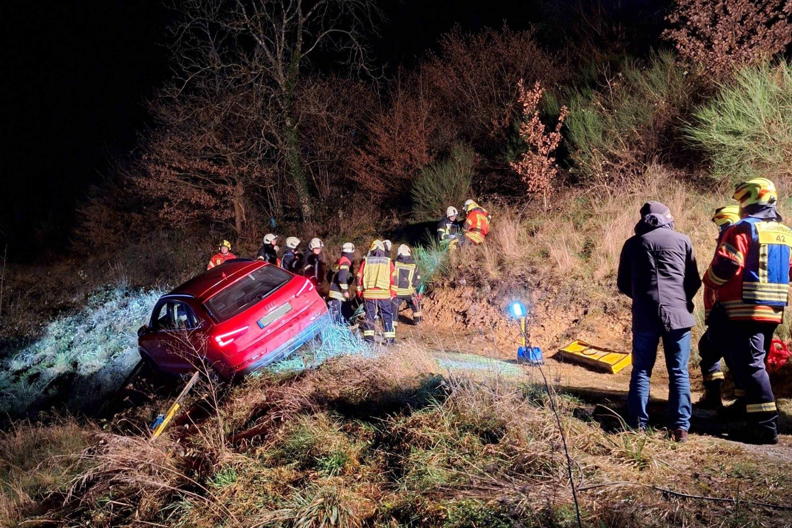 PKW droht in Fischerbach abzustürzen