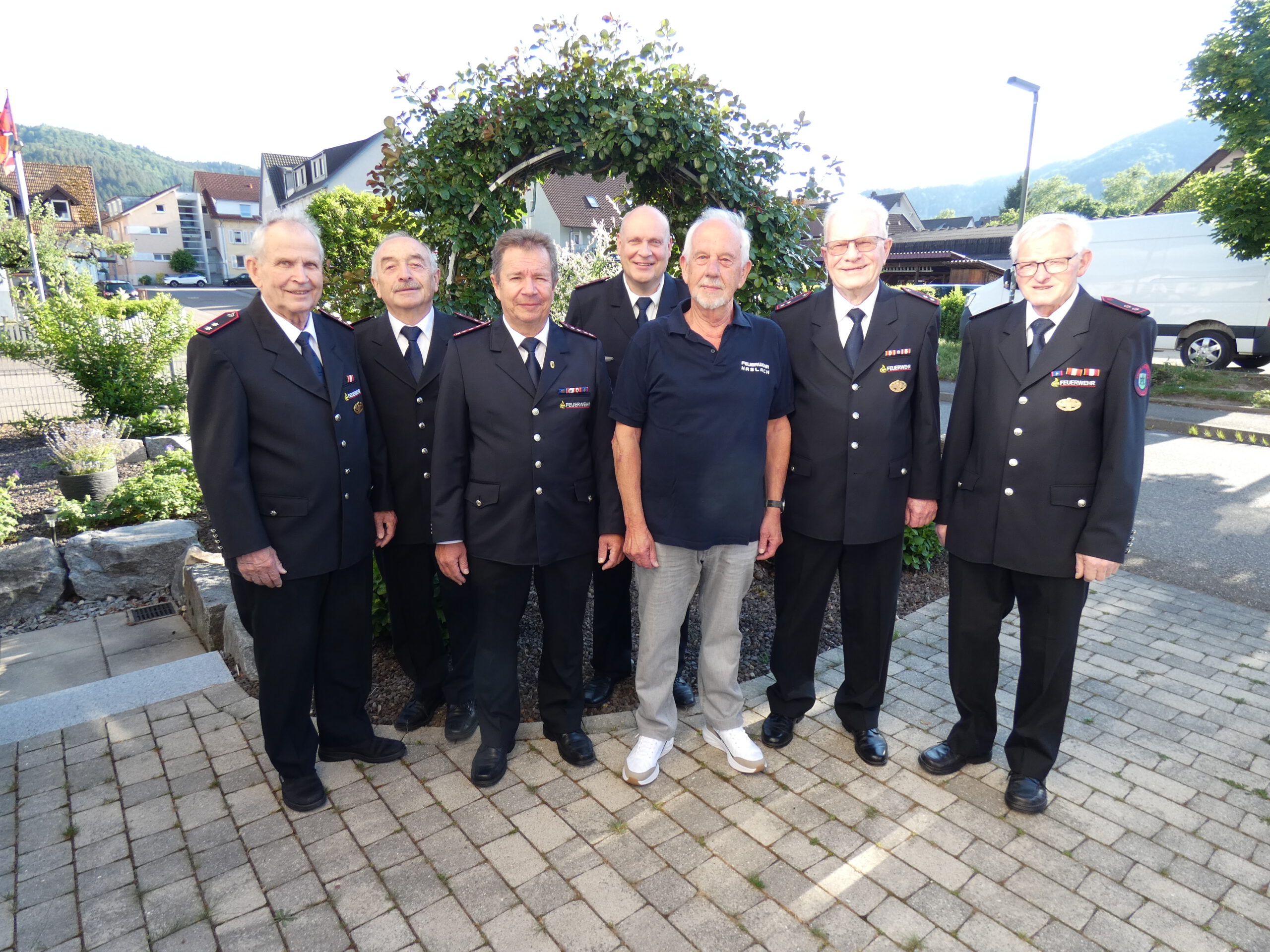 Feuerwehr Haslach gratuliert Ehrenkommandant Wilfried Hansmann zum 80. Geburtstag
